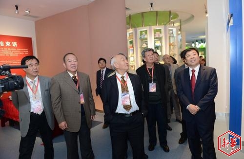 与会领导专家学者参观新华制药展览馆